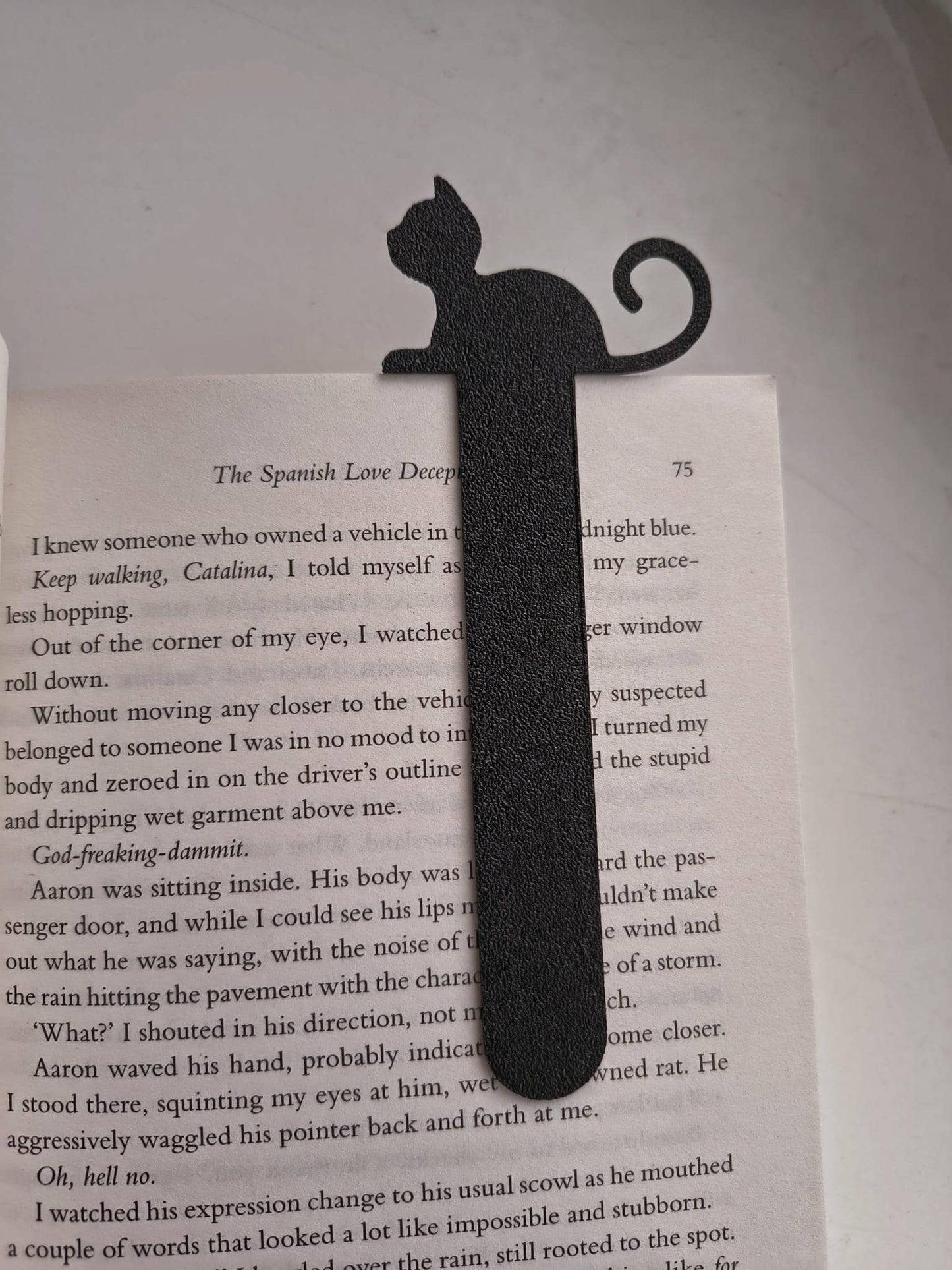 Boekenlegger liggende kat