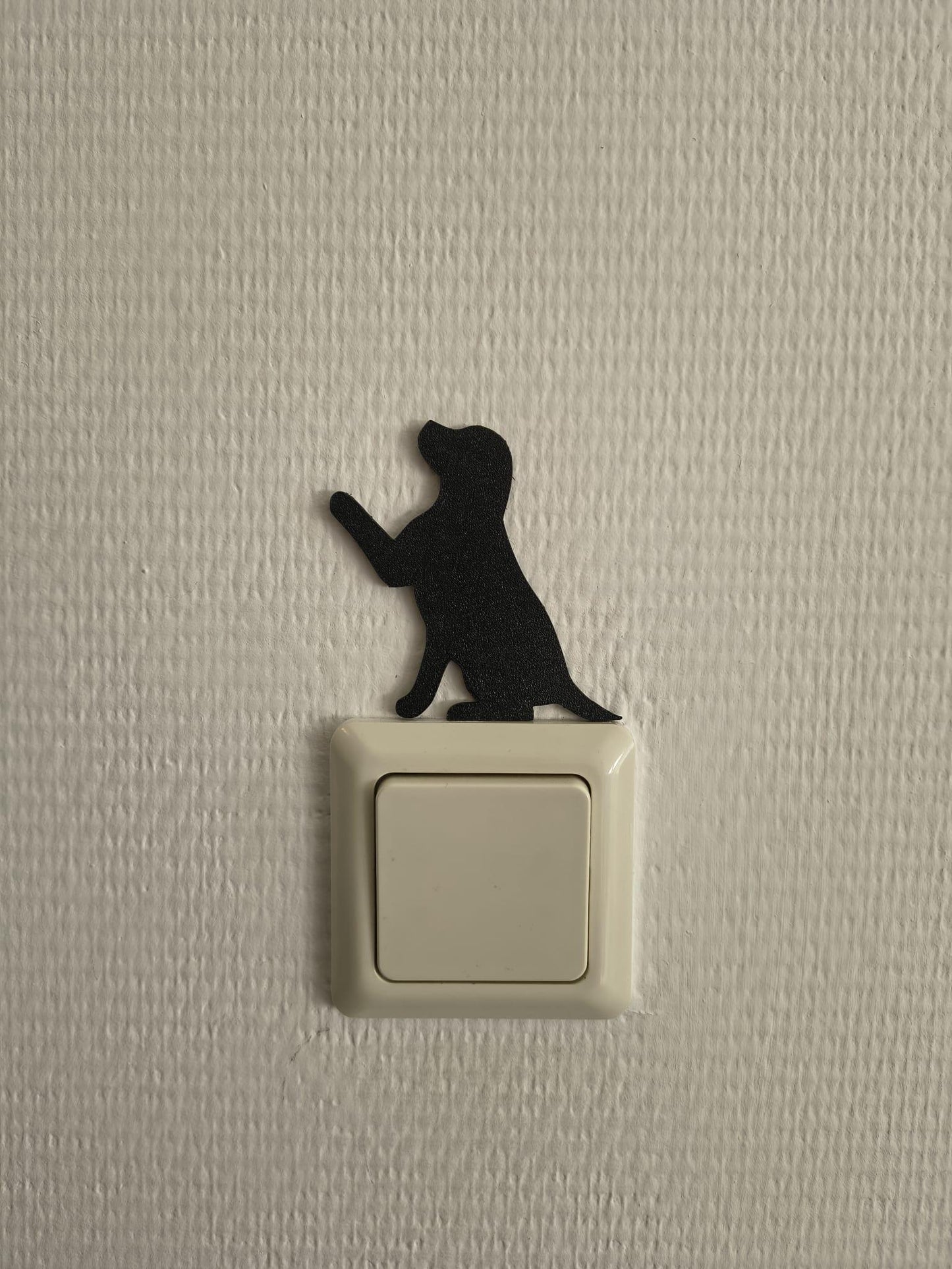 Lichtschakelaar decoratie van een labrador puppy die je op je muur kunt bevestigen zonder te boren