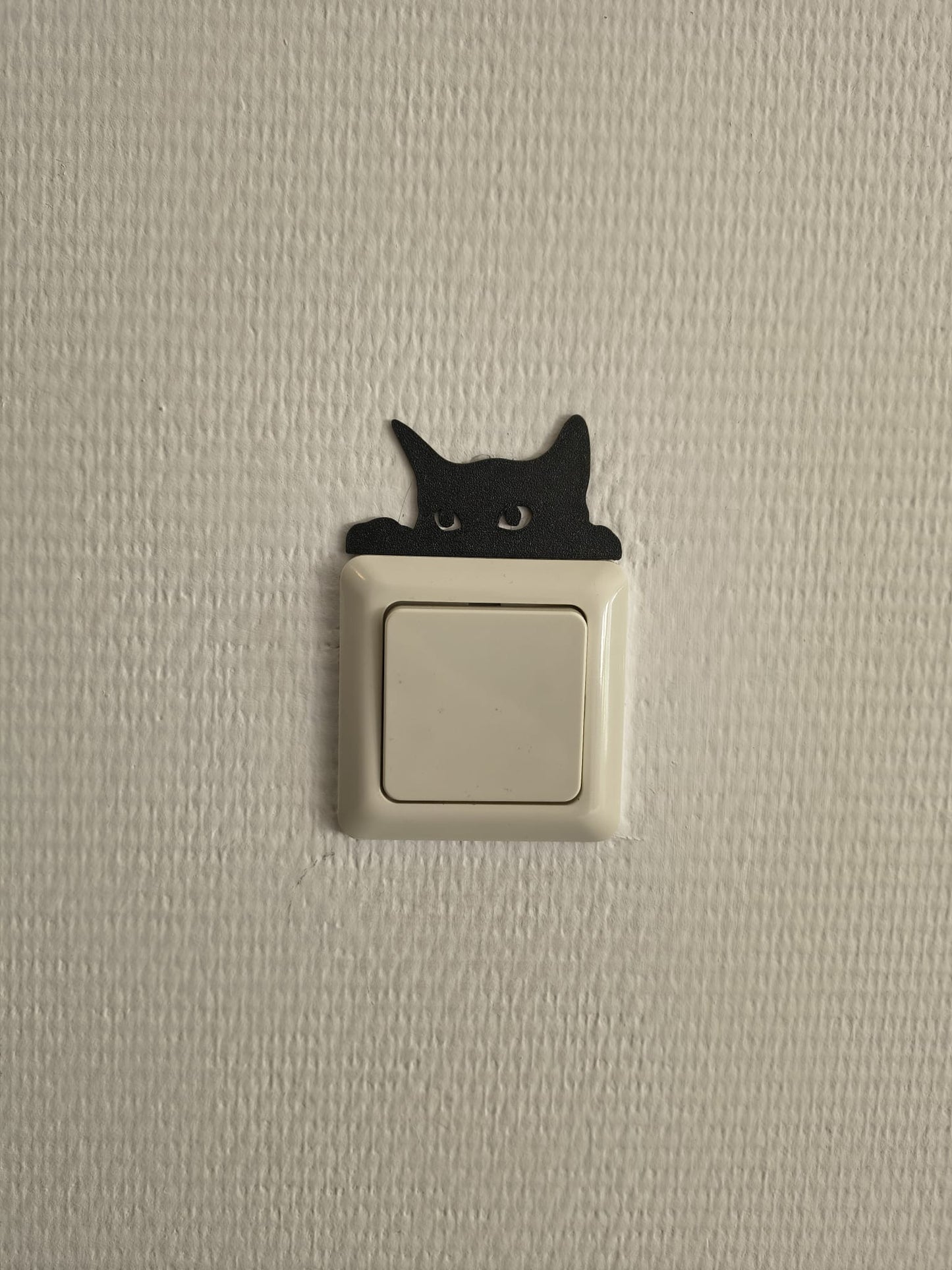Katten lichtschakelaar decoratie van een glurende kat die op de lichtschakelaar of stopcontact ligt. Te monteren zonder boren