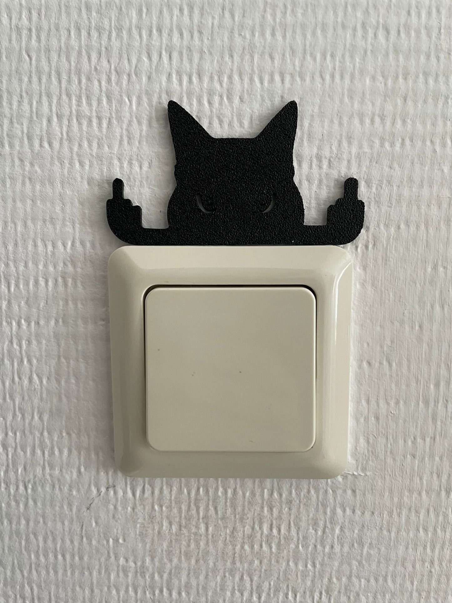 Katten lichtschakelaar decoratie van een kat die zijn middelvingers opsteekt. Te monteren zonder boren