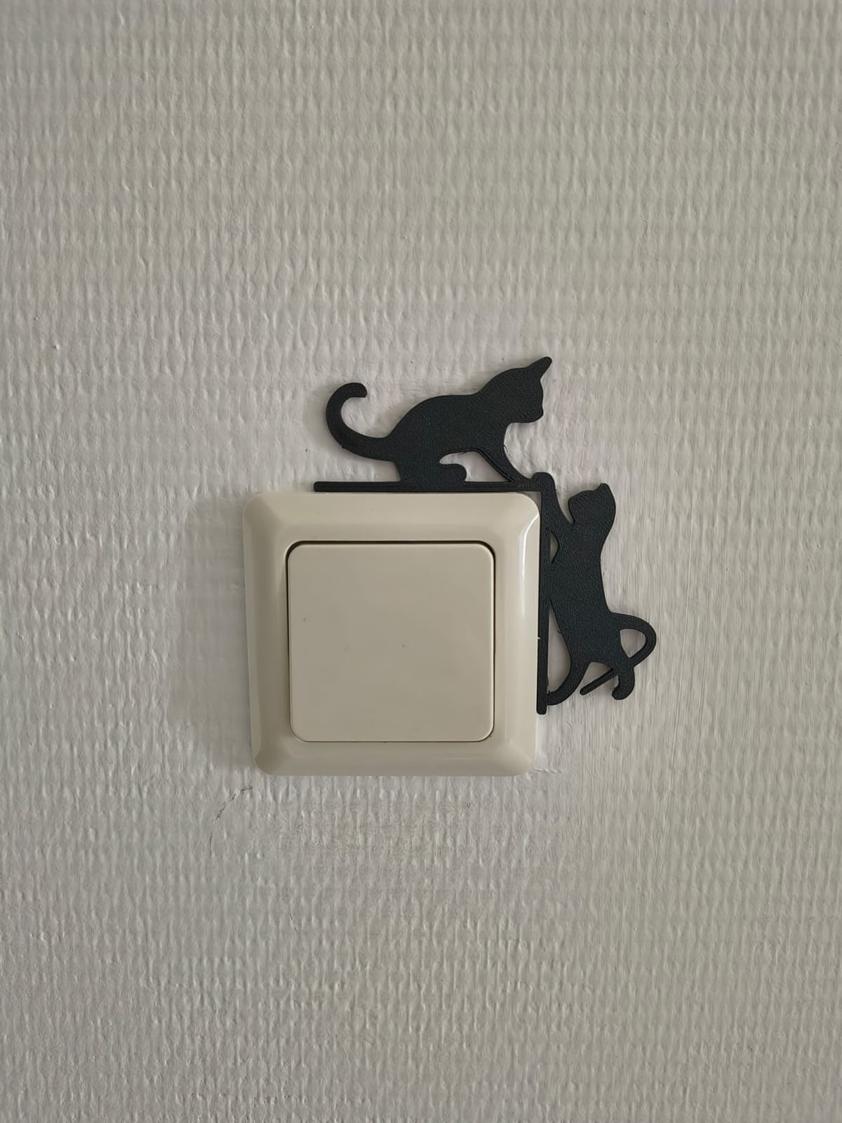 Katten lichtschakelaar decoratie van twee spelende katten op de lichtschakelaar of stopcontact ligt. Te monteren zonder boren