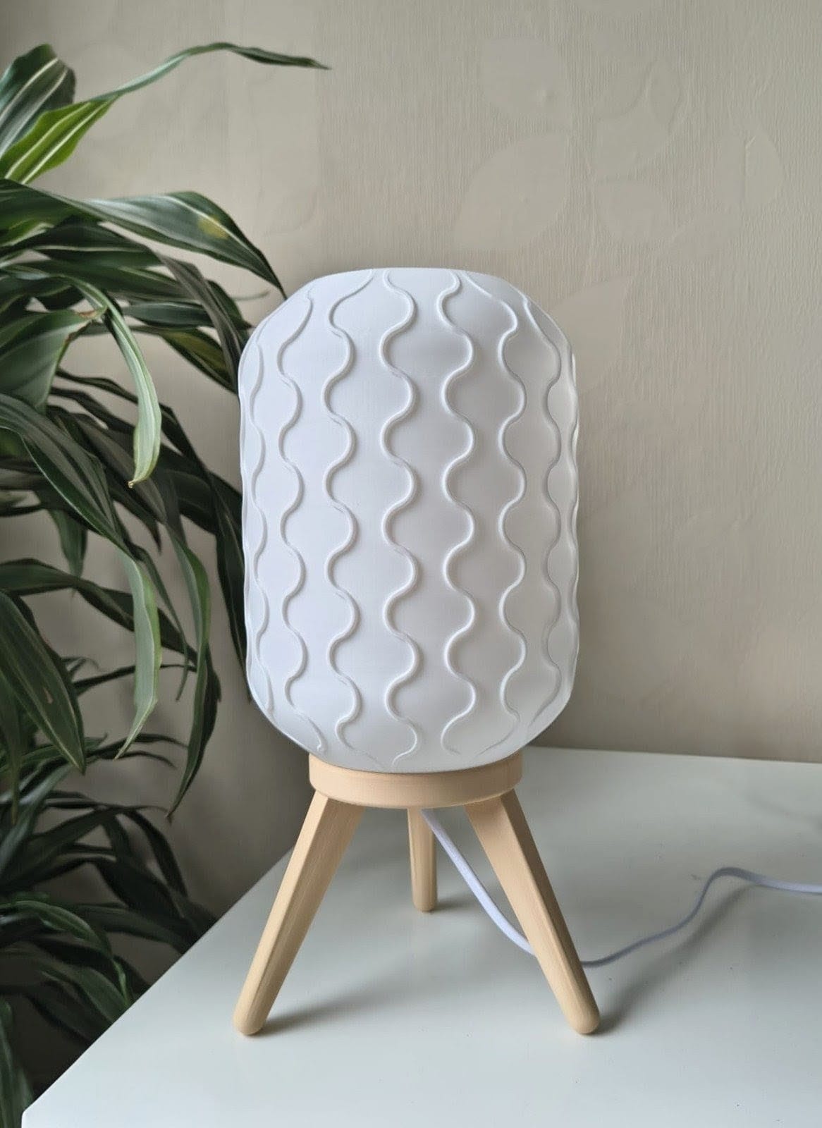 Moderne Scandinavische tafellamp met golvend patroon – minimalistisch design - perfect voor in een Scandinavisch of japandi interieur