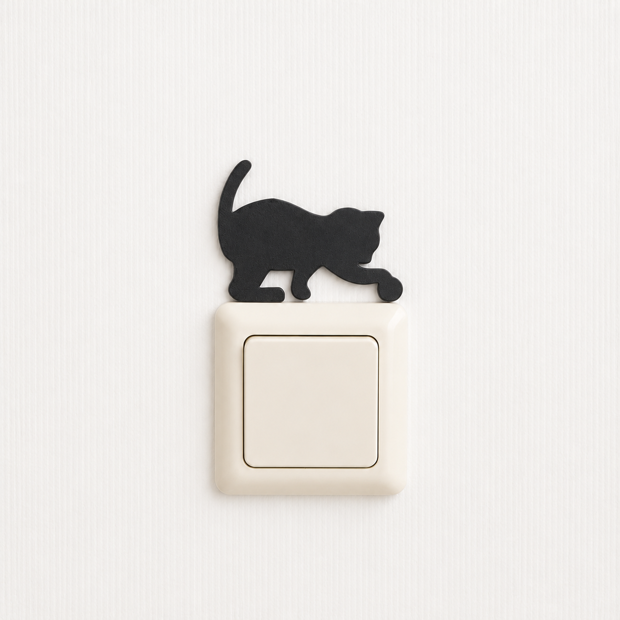 Katten lichtschakelaar decoratie - spelende kat met bolletje wol