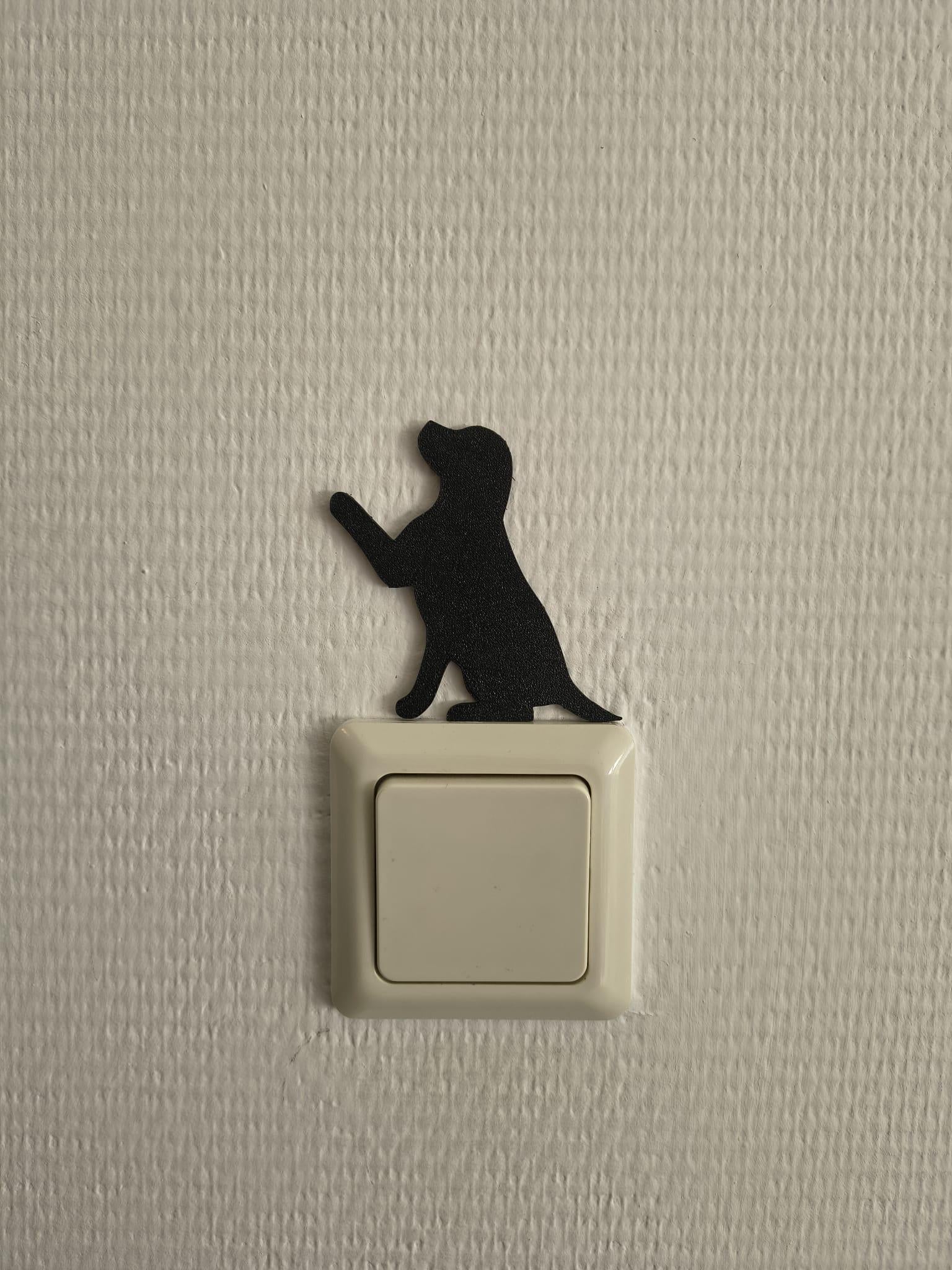 Lichtschakelaar decoratie van een labrador puppy die je op je muur kunt bevestigen zonder te boren