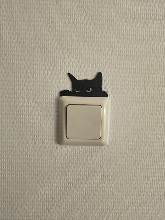 Katten lichtschakelaar decoratie van een glurende kat die op de lichtschakelaar of stopcontact ligt. Te monteren zonder boren