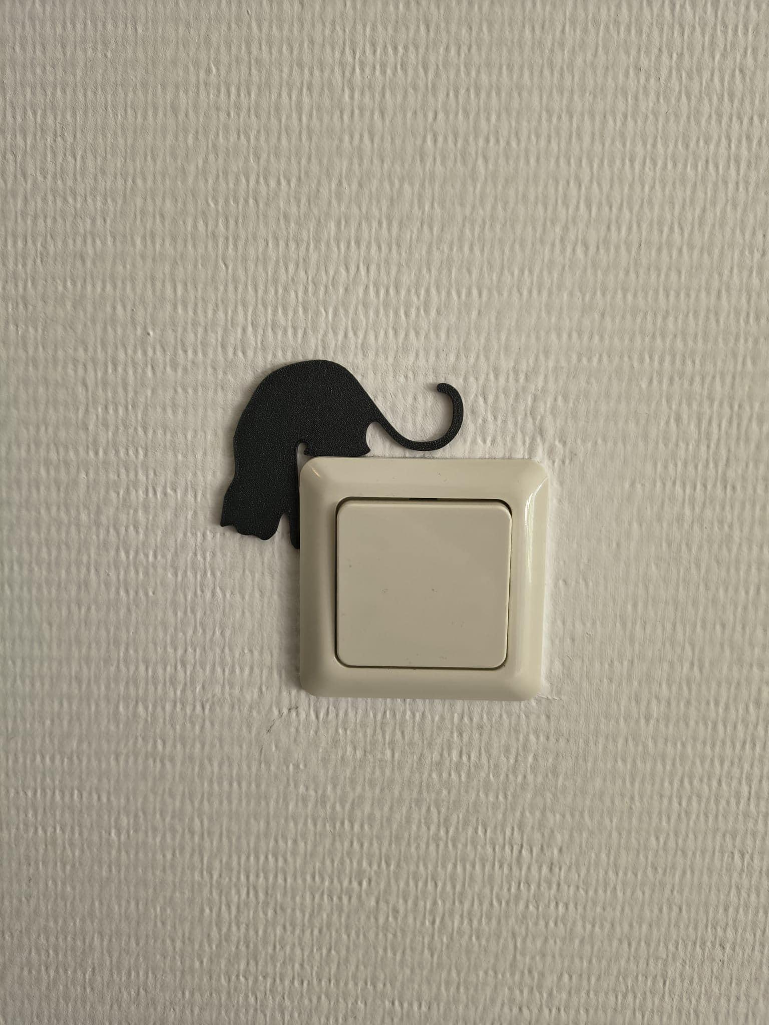 Katten lichtschakelaar decoratie van een kat die langs een lichtschakelaar kijkt. Te monteren zonder boren