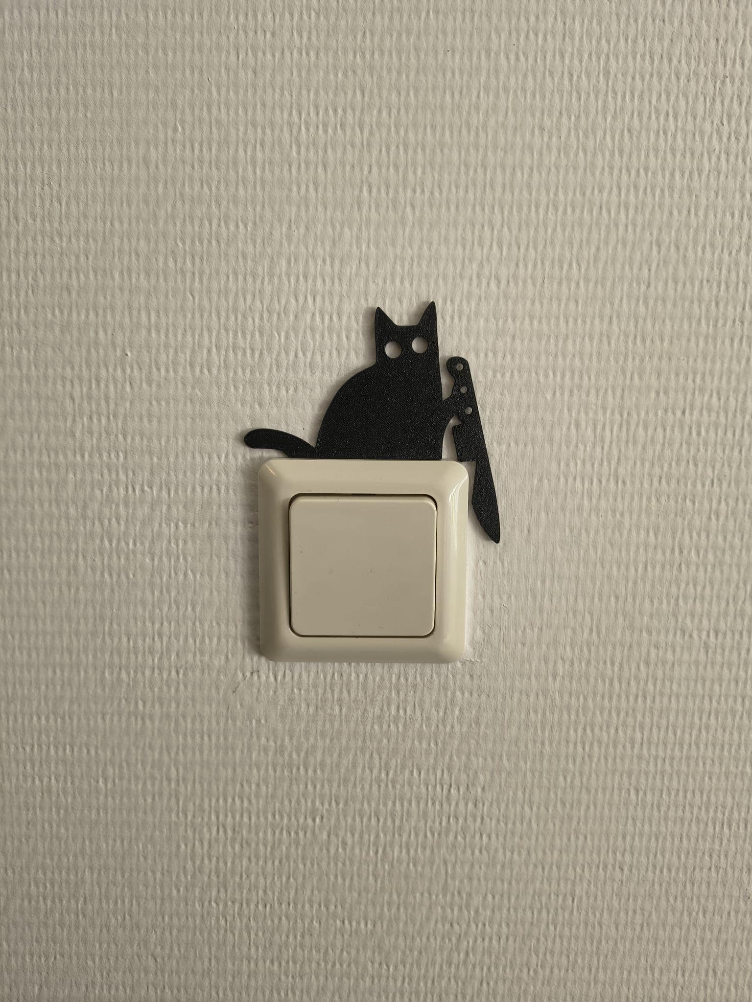 Katten lichtschakelaar decoratie van een kat die met een mes langs de lichtschakelaar staat. Te monteren zonder boren