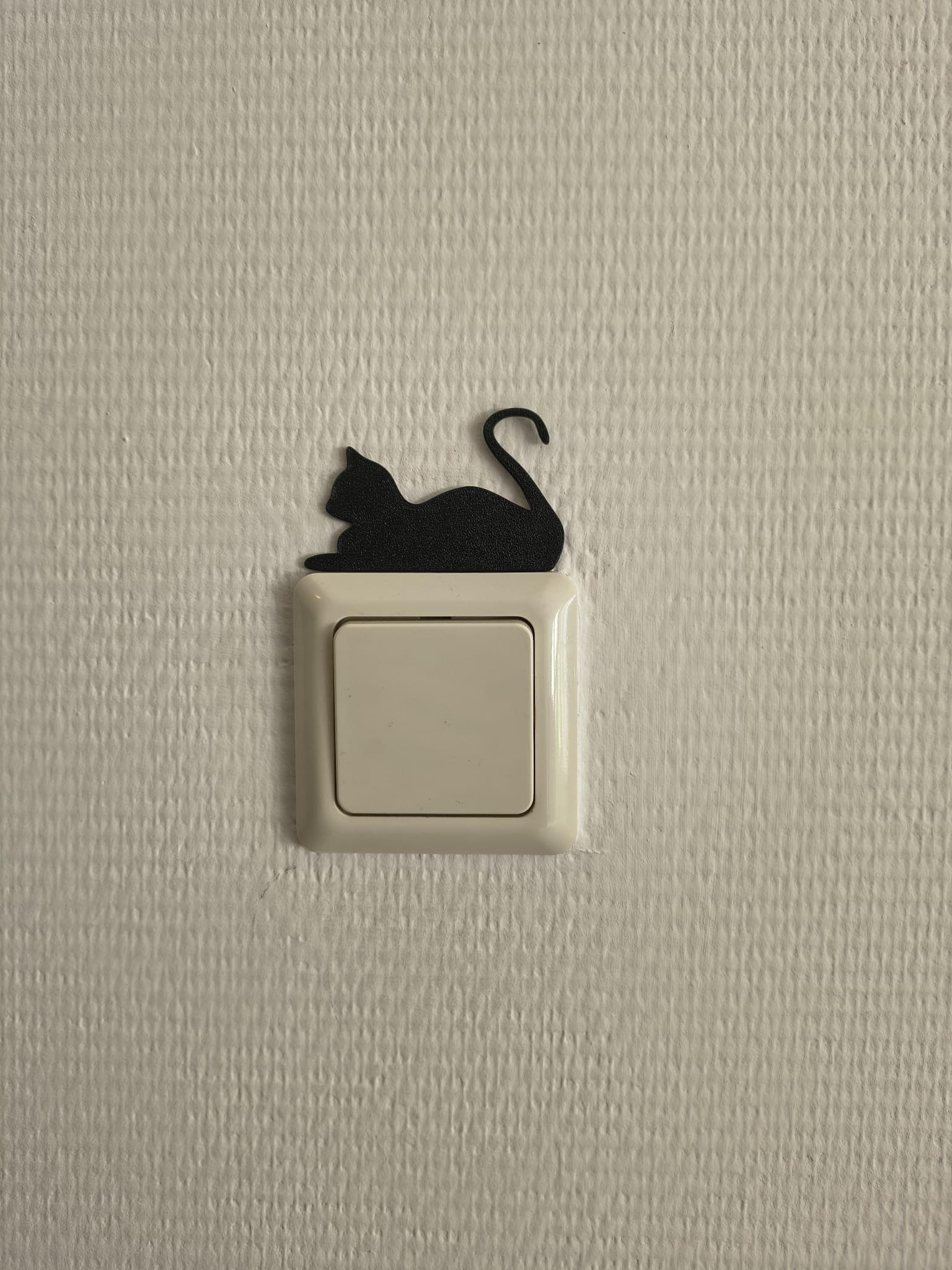 Katten lichtschakelaar decoratie van een kat die op de lichtschakelaar of stopcontact ligt. Te monteren zonder boren
