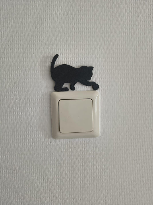 Katten lichtschakelaar decoratie van een spelende kat. Te monteren zonder boren