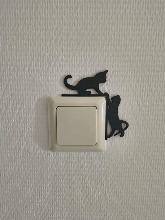 Katten lichtschakelaar decoratie van twee spelende katten op de lichtschakelaar of stopcontact ligt. Te monteren zonder boren