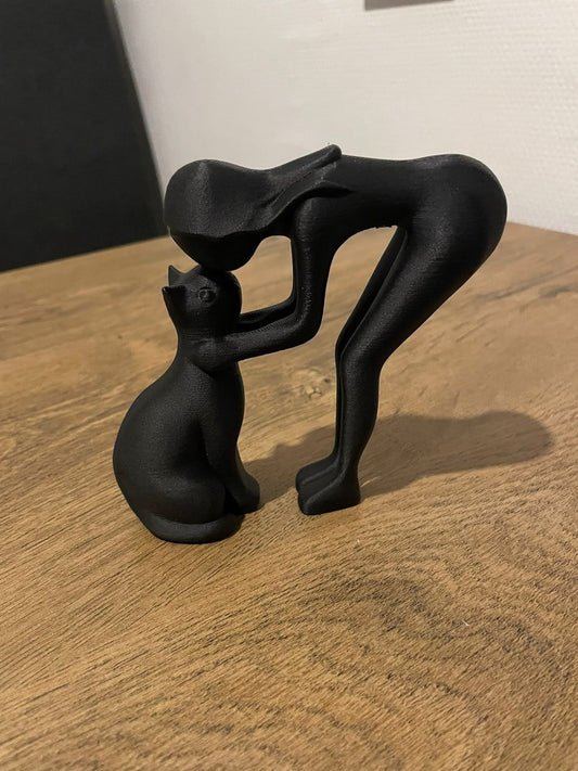 Beeldje van vrouw met kat