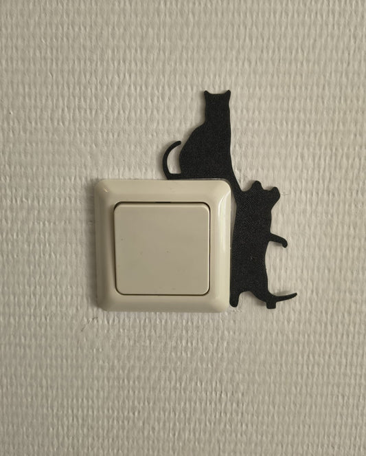 Katten lichtschakelaar decoratie van twee katten die op de lichtschakelaar of stopcontact klimmen. Te monteren zonder boren