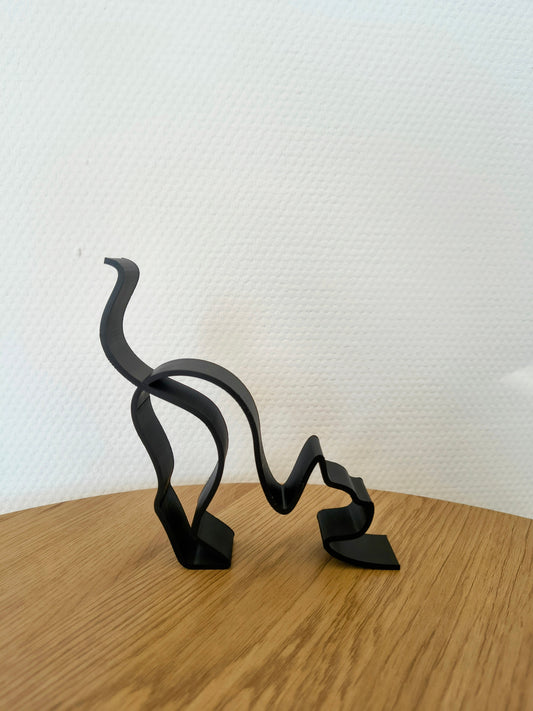 Beeldje van een strekkende kat